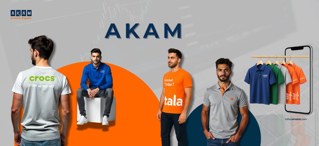 غلاف AKAM: أربعة أشخاص يرتدون قمصانًا تحمل العلامة بجوار هاتف يعرض تصميمات ملابس، على خلفية برتقالية.